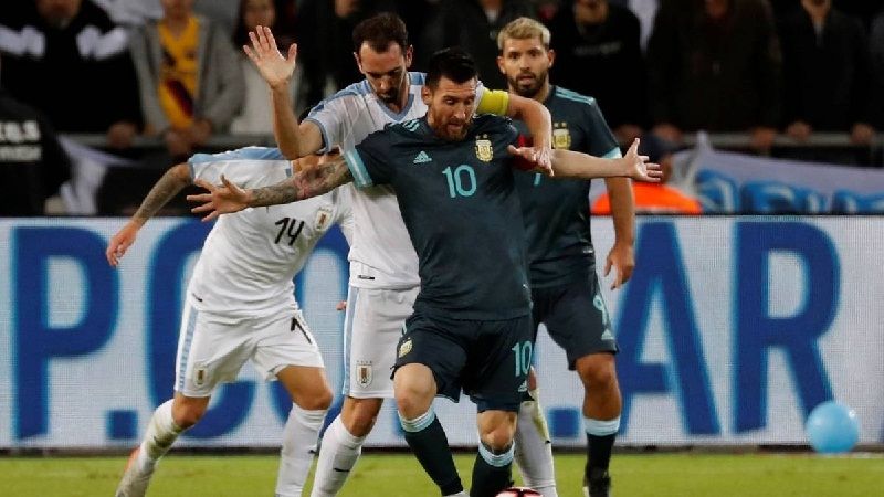 Messi y Agüero anotaron en el 2 a 2, Argentina con Uruguay