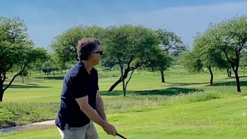 Macri se despidió de sus vacaciones jugando golf en Córdoba