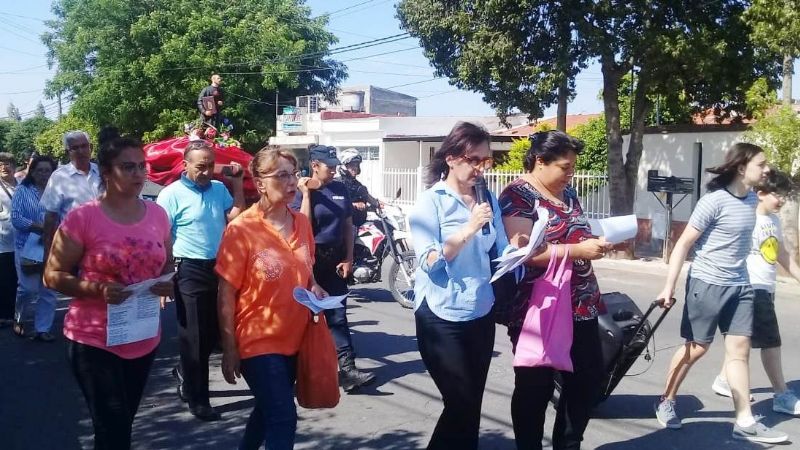 Procesión en honor a San Roque González en barrio Parque América