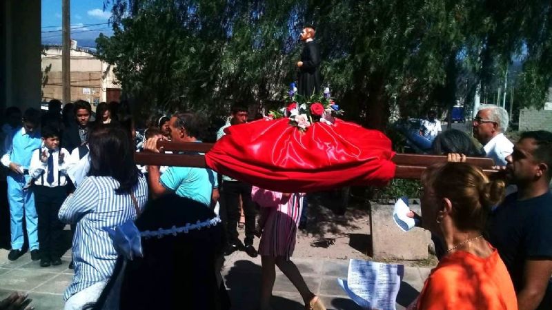 Procesión en honor a San Roque González en barrio Parque América
