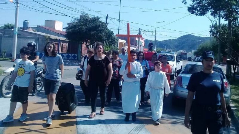 Procesión en honor a San Roque González en barrio Parque América