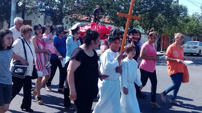 Procesión en honor a San Roque González en barrio Parque América