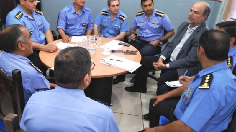 Reunión entre Denett y la plana mayor de la Policía