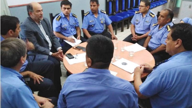Reunión entre Denett y la plana mayor de la Policía