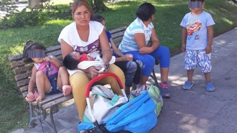 Mujer en situación de calle se encadenó por una vivienda