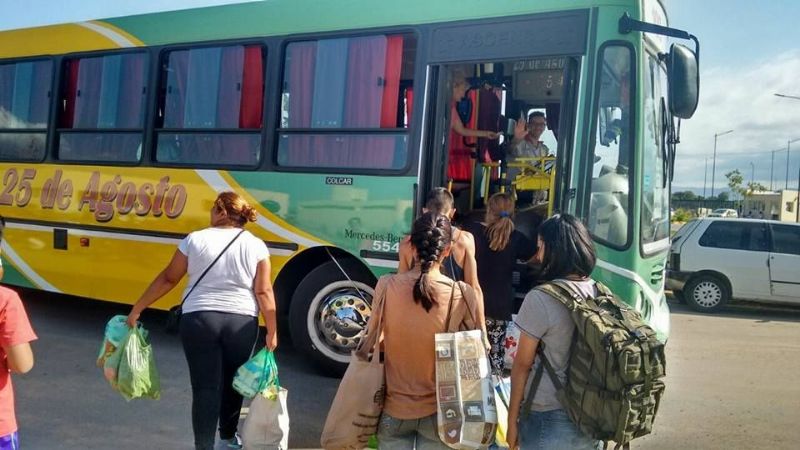 Colectivo chocó con una camioneta y una pasajera terminó herida