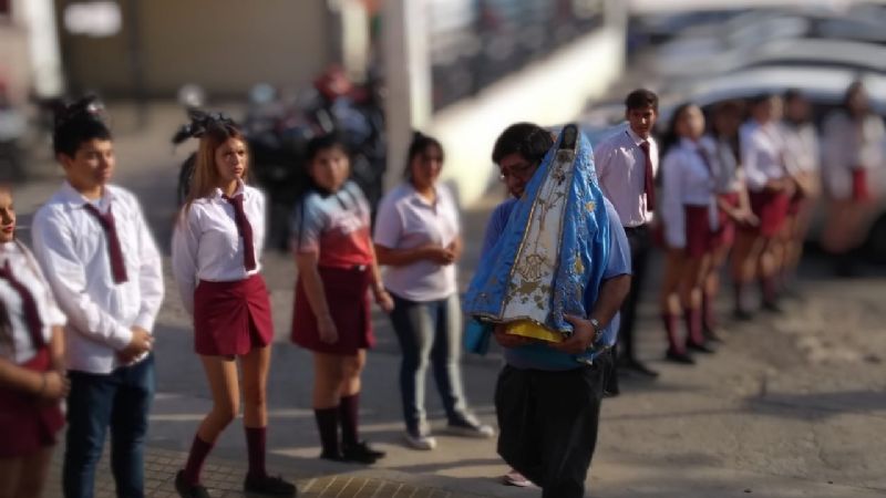Escuela del barrio Libertador II recibió a la Madre del Valle