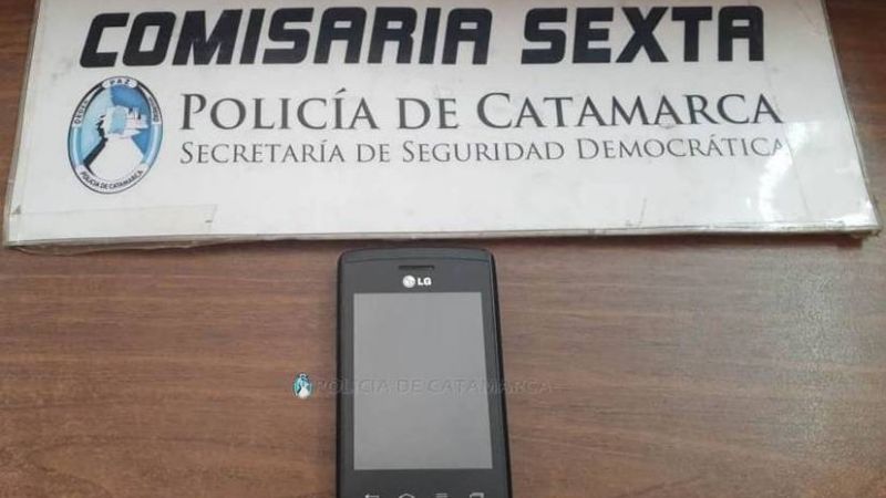 Descubren a un joven vendiendo un celular robado