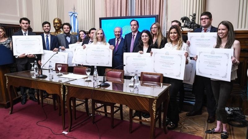 Mera entregó los diplomas de concurso monográfico