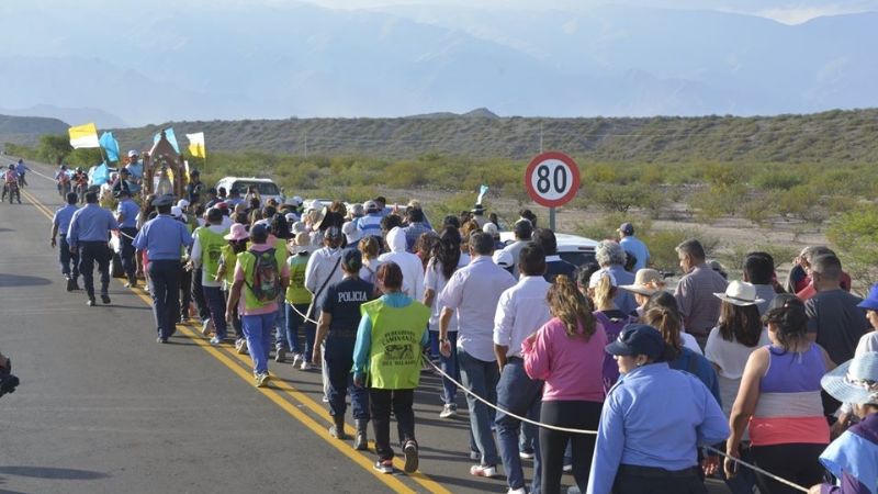 Cientos de fieles acompañaron la llegada de la Virgen del Valle a Santa María