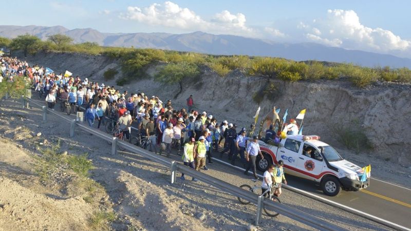 Cientos de fieles acompañaron la llegada de la Virgen del Valle a Santa María
