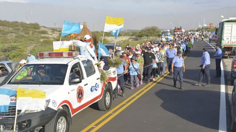 Cientos de fieles acompañaron la llegada de la Virgen del Valle a Santa María