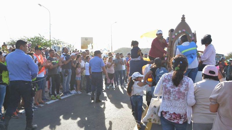 Cientos de fieles acompañaron la llegada de la Virgen del Valle a Santa María