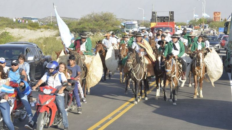 Cientos de fieles acompañaron la llegada de la Virgen del Valle a Santa María