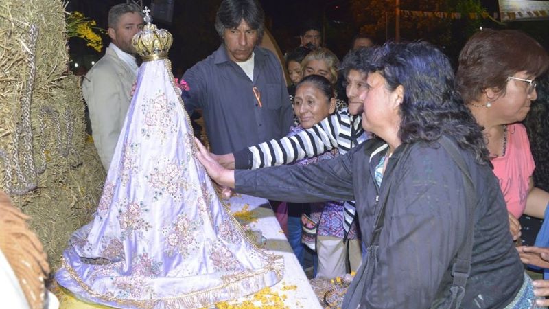 Cientos de fieles acompañaron la llegada de la Virgen del Valle a Santa María