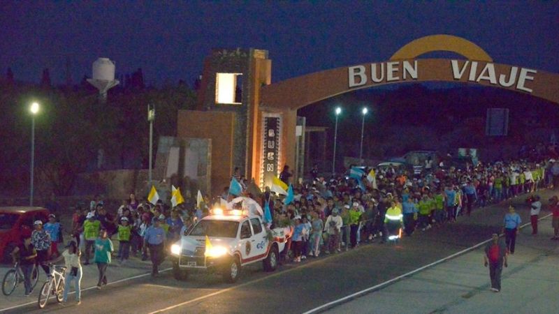 Cientos de fieles acompañaron la llegada de la Virgen del Valle a Santa María