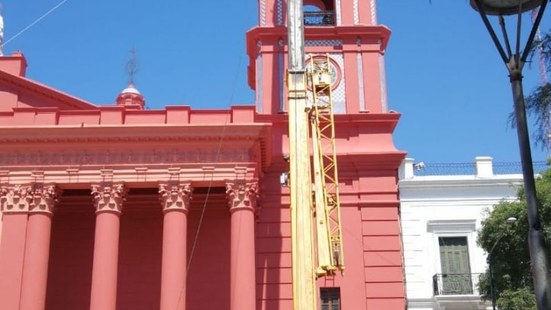 Trabajan para enderezar la cruz de la Catedral