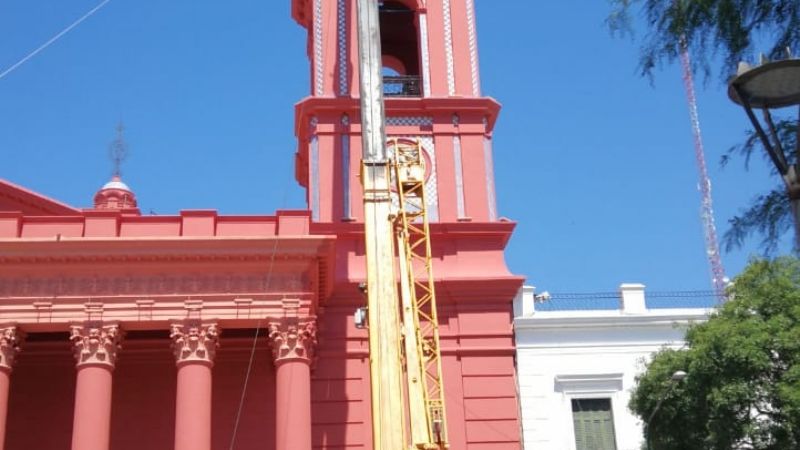 Trabajan para enderezar la cruz de la Catedral