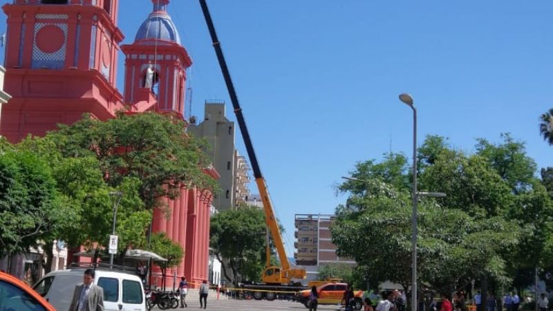 Trabajan para enderezar la cruz de la Catedral