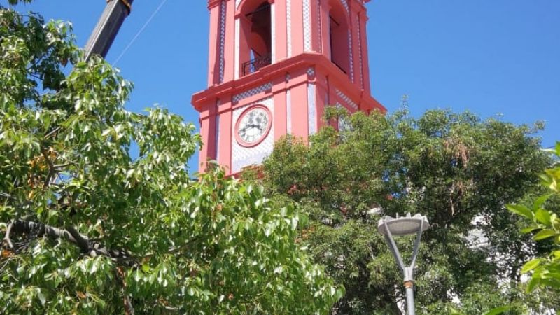Trabajan para enderezar la cruz de la Catedral