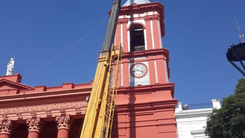 Trabajan para enderezar la cruz de la Catedral