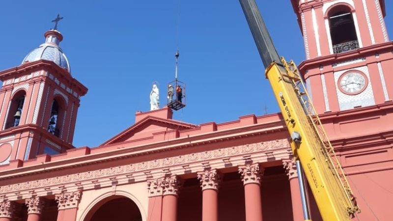 Trabajan para enderezar la cruz de la Catedral