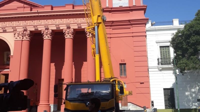 Trabajan para enderezar la cruz de la Catedral