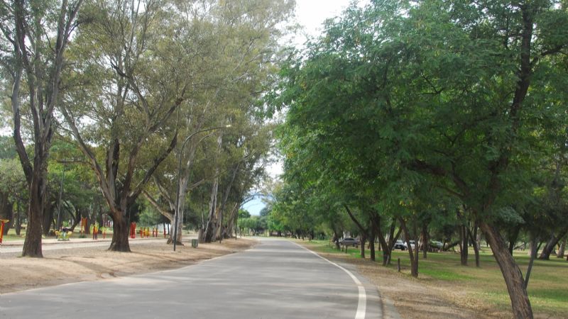 Encuentran un bolso con bebidas alcohólicas en el Parque Adán Quiroga