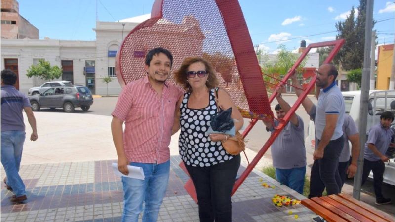 Se llenó el primer corazón de "tapitas solidarias"