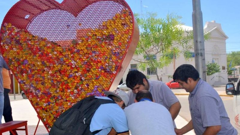 Se llenó el primer corazón de "tapitas solidarias"