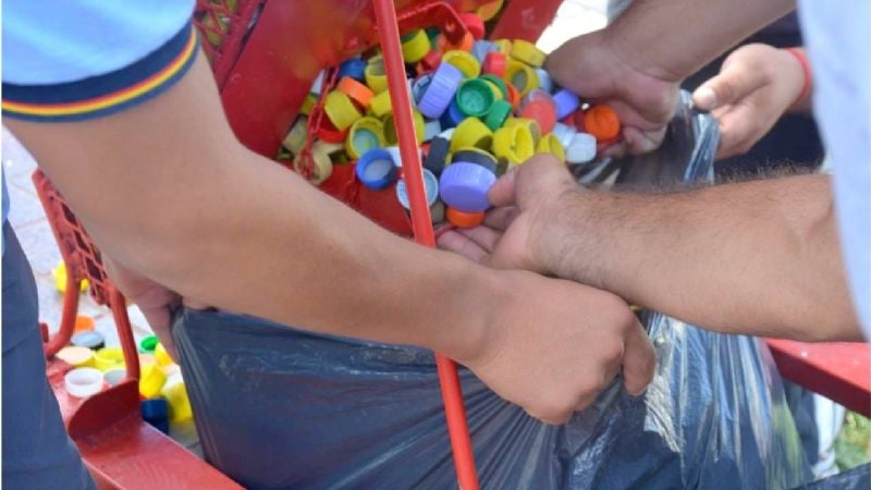 Se llenó el primer corazón de "tapitas solidarias"