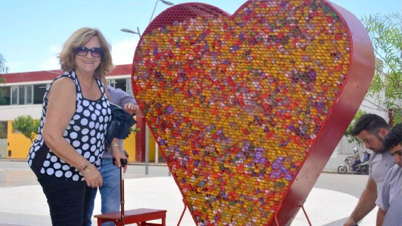 Se llenó el primer corazón de "tapitas solidarias"