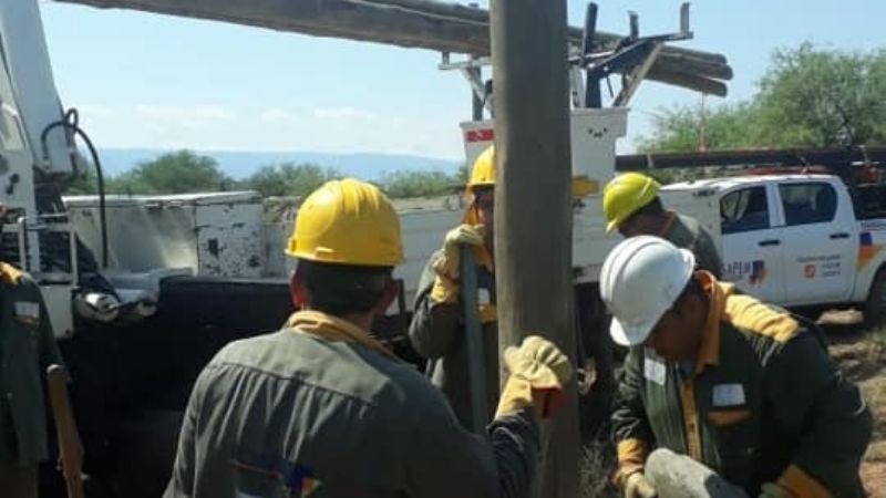 Intenso trabajo para reparar postes derribados por el viento