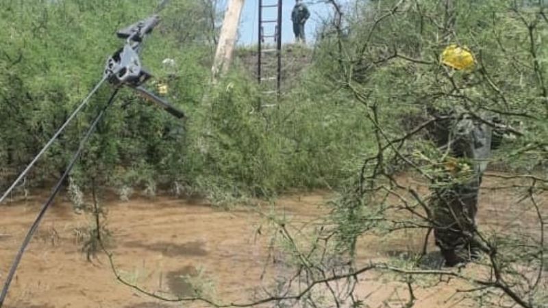 Intenso trabajo para reparar postes derribados por el viento