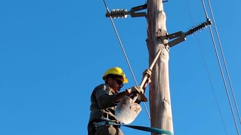 Intenso trabajo para reparar postes derribados por el viento