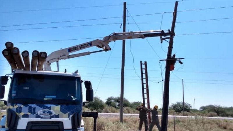 Intenso trabajo para reparar postes derribados por el viento