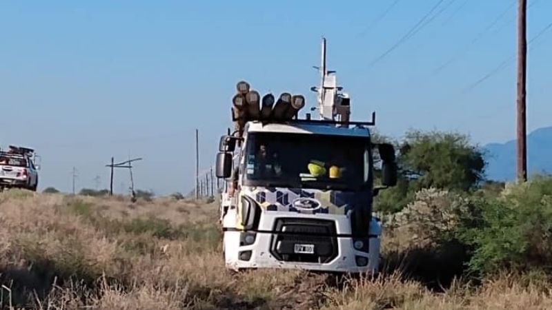 Intenso trabajo para reparar postes derribados por el viento