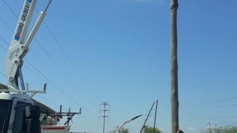 Intenso trabajo para reparar postes derribados por el viento