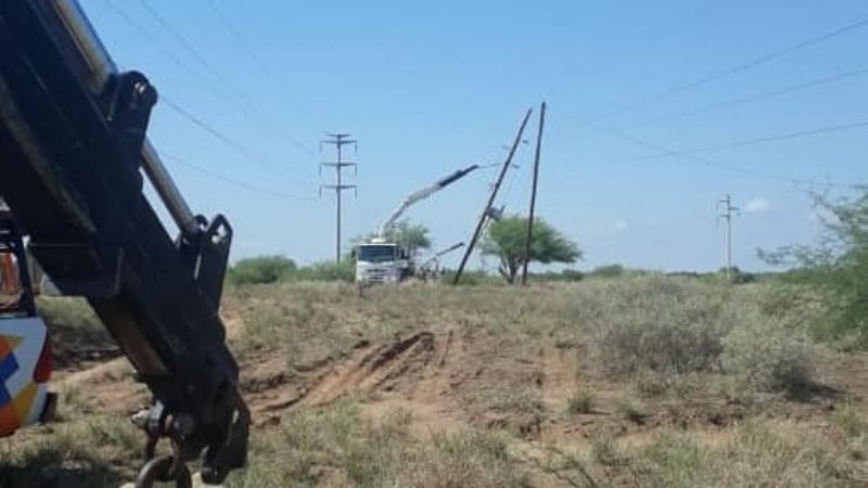 Intenso trabajo para reparar postes derribados por el viento