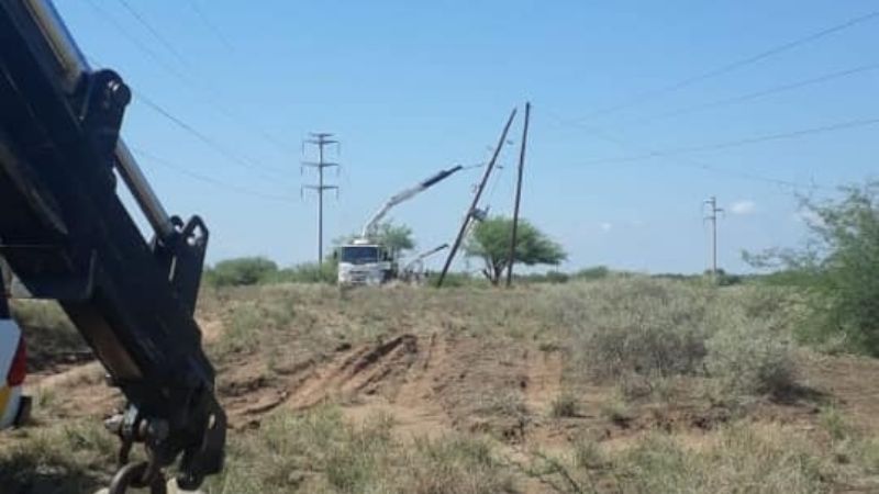 Intenso trabajo para reparar postes derribados por el viento