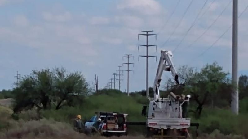 Intenso trabajo para reparar postes derribados por el viento