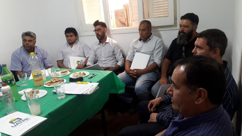 Analizan escala salarial específica para olivícolas