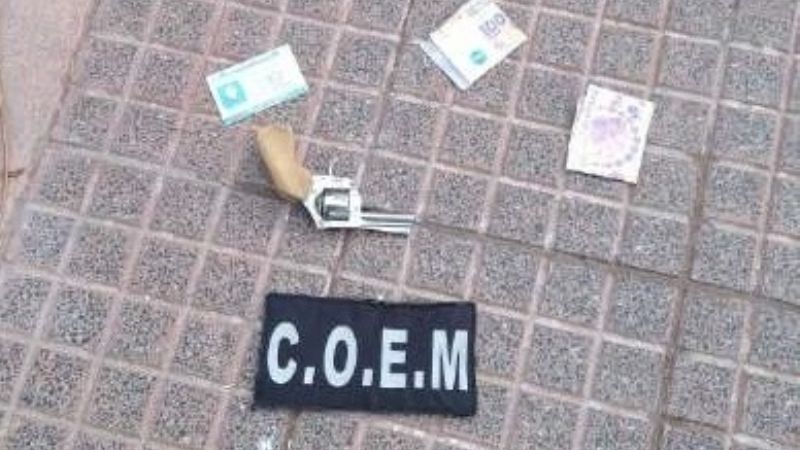 Policías atraparon a ladrones armados cerca de un cajero