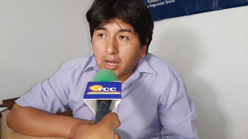 Acusan a Manzi de entregar discrecionalmente el bono de 5 mil