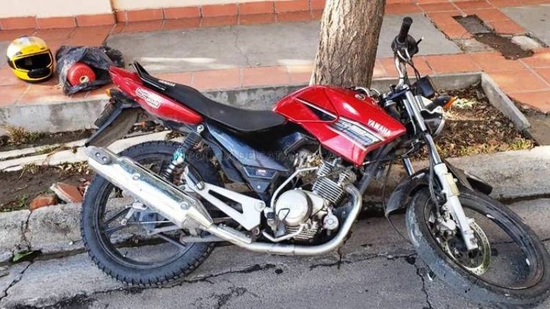 Motociclista se estrelló contra una camioneta estacionada