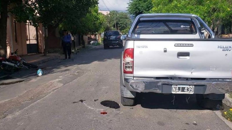 Motociclista se estrelló contra una camioneta estacionada