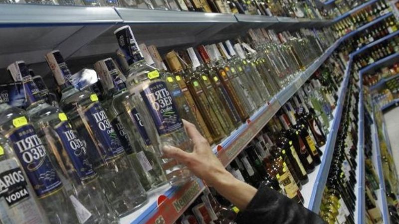 Joven fue a robar bebidas alcohólicas en un supermercado