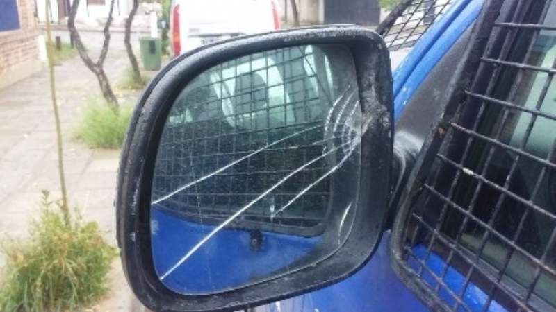 Arrojó piedras con una gomera contra un móvil policial