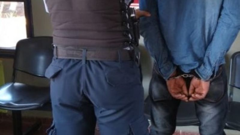 Encerró a sus hijos y amenazó con prenderles fuego