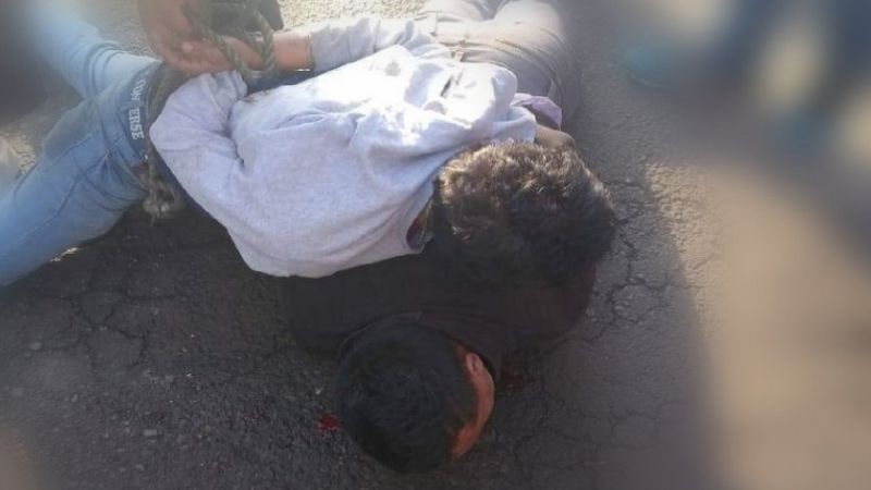 Aprehenden a dos jóvenes por golpear a una mujer en la calle